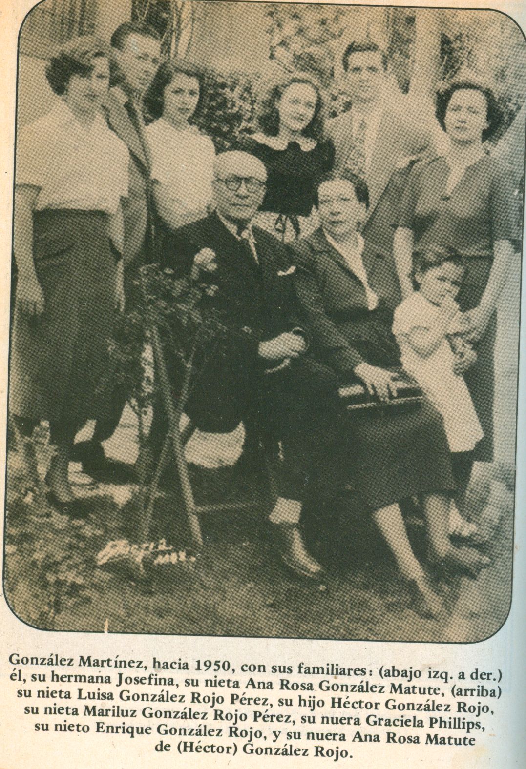 Enrique Gonzalez Martinez, su hermana Josefina y otros familiares.