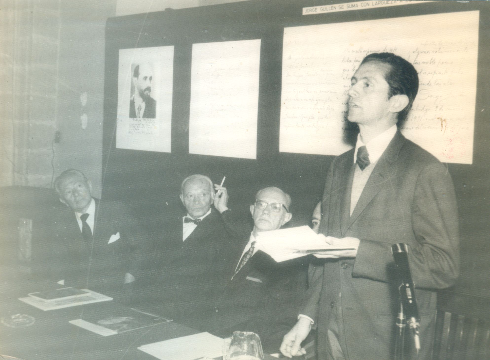 Hector González Rojo, Antonio Castro Leal y Francisco Monterde oyendo a Enrique una lectura de poema