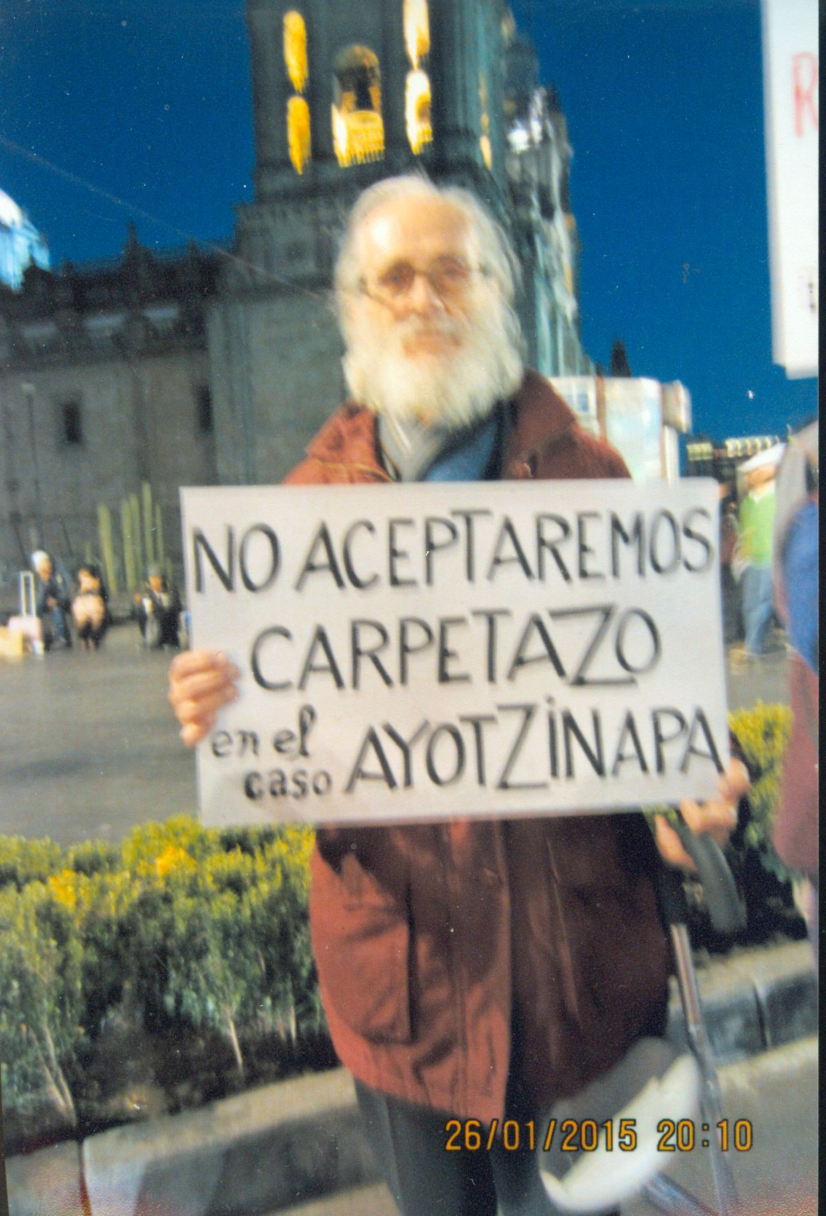 Enrique protestando por lo de Ayotzinapa